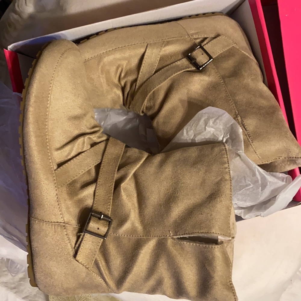 Shoe dazzle (sand)Never been wore …. New in box 😍
